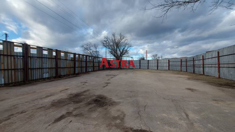 Eingezäuntes Grundstück mit Betonfläche in Košice, Stadtteil Juh, zur kommerziellen Nutzung.