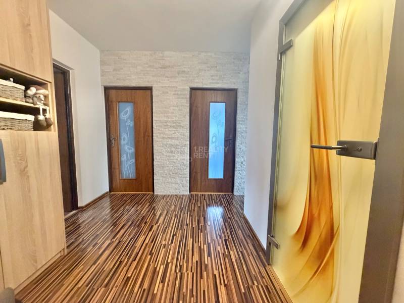 Flur mit gemustertem Boden in Holzoptik in einer 4-Zimmer-Wohnung.