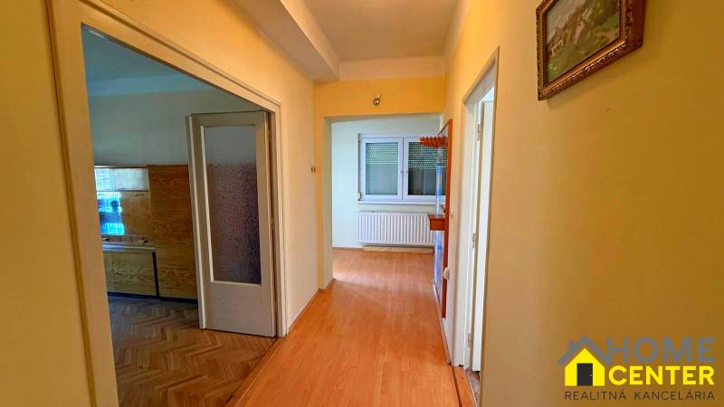 Der Flur in einem Einfamilienhaus mit einem Holzboden und einem Bild an der Wand.