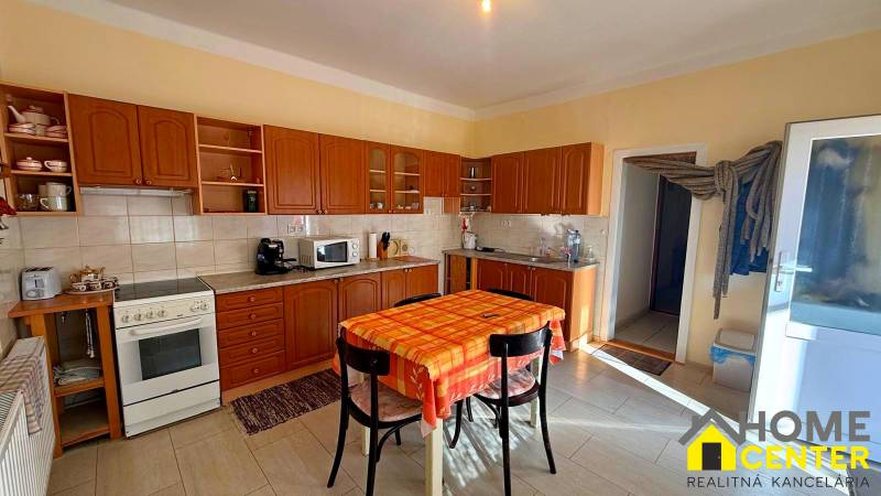 Küche in einem Einfamilienhaus mit Holzdekor und Esstisch.