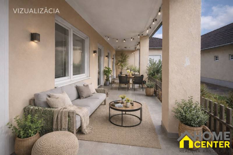 Die Terrasse des Einfamilienhauses in Iža mit bequemen Sitzgelegenheiten, Pflanzen und Beleuchtung zur Entspannung.