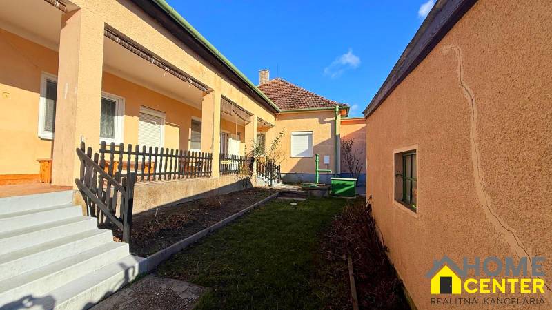 Einfamilienhaus in Iža mit Höfen, Garten und Terrasse.