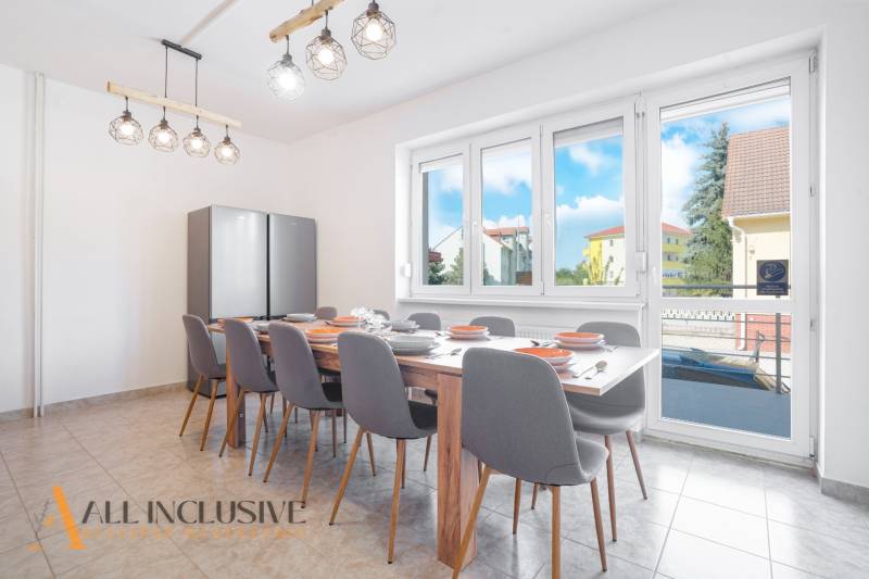 Speisesaal in einem Gebäude mit einem großen Tisch und Blick auf Dunajská Streda.