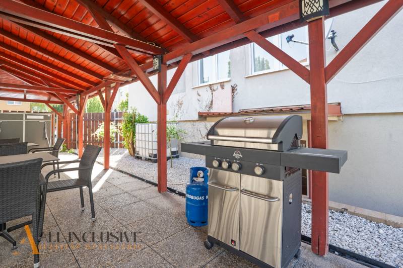 Pavillon in Dunajská Streda mit Grill und Gartenmöbeln, Kiesbett.