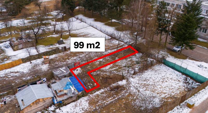 Gärten in Nálepkovo, eingezäuntes Grundstück 99 m², verschneites Gelände, Bäume, Gebäude.