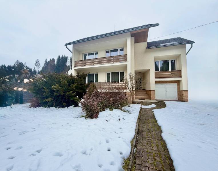 Das Einfamilienhaus in Čadečka in Čadca ist von einem verschneiten Garten und pflegeleichten Sträuchern umgeben.