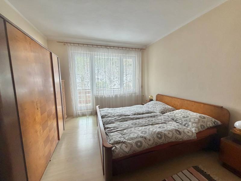 Schlafzimmer mit Doppelbett, Kleiderschrank und Holzboden in einem Einfamilienhaus.