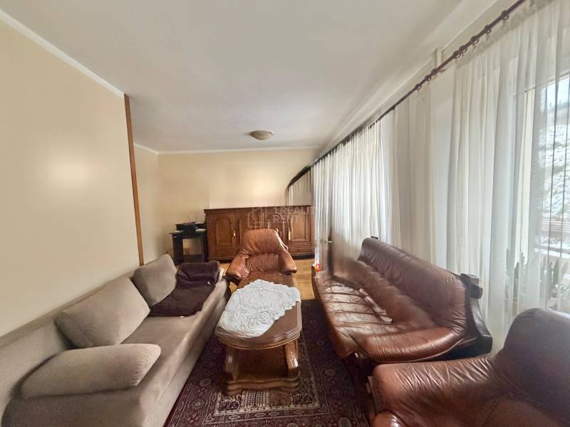 Wohnzimmer mit Sofas und Couchtisch in einem Einfamilienhaus.