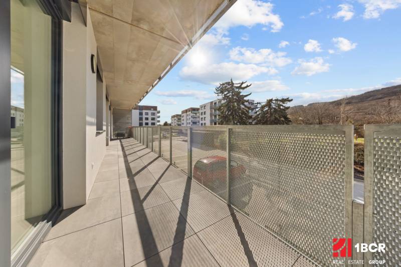 Balkon einer 4-Zimmer-Wohnung in der Skalická cesta in Bratislava - Nové Mesto mit Blick auf die Natur.