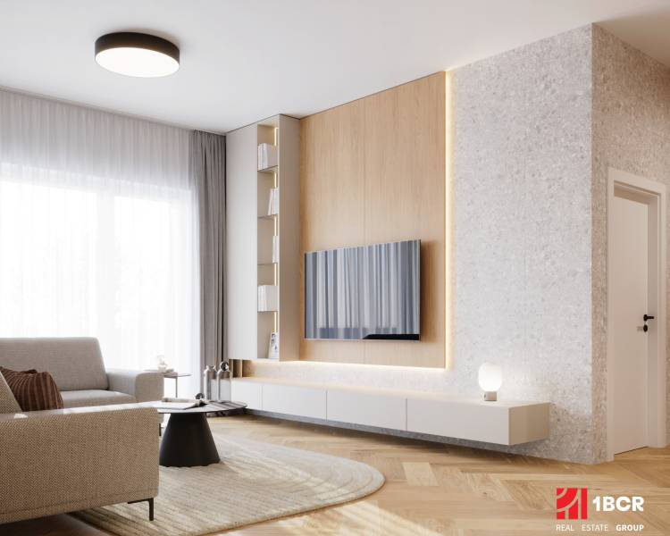 Wohnzimmer in einer 4-Zimmer-Wohnung mit Holzboden, heller Couch und einem Fernseher an der Wand.