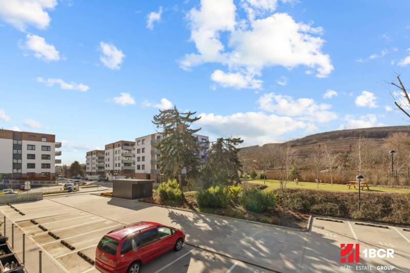 Parkplatz und Wohngebäude an der Skalická-Straße in Bratislava - Nové Mesto.