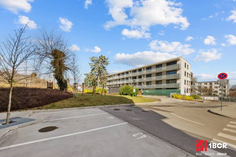 Wohngebäude an der Skalická Straße in Bratislava - Nové Mesto. Im Vordergrund befinden sich Parkplätze.