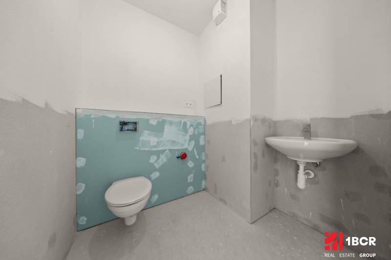 Toilettenausstattung in einer 4-Zimmer-Wohnung, bereit zur Fertigstellung.