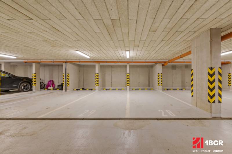 Unterirdische Parkplätze mit farblich markierten Säulen.