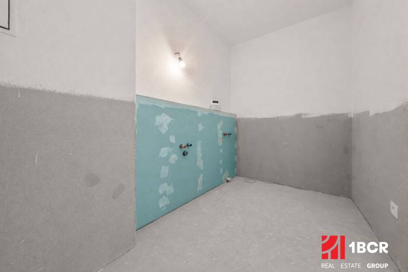 Ein renoviertes Zimmer in einer 4-Zimmer-Wohnung mit Vorbereitung für Installationen.