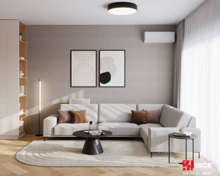 Innenraum einer 4-Zimmer-Wohnung mit Sofa, Couchtisch und Boden in Holzoptik.