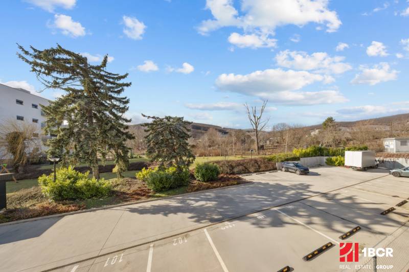 Parkplatz bei einer 4-Zimmer-Wohnung auf der Skalická cesta in Bratislava - Nové Mesto.