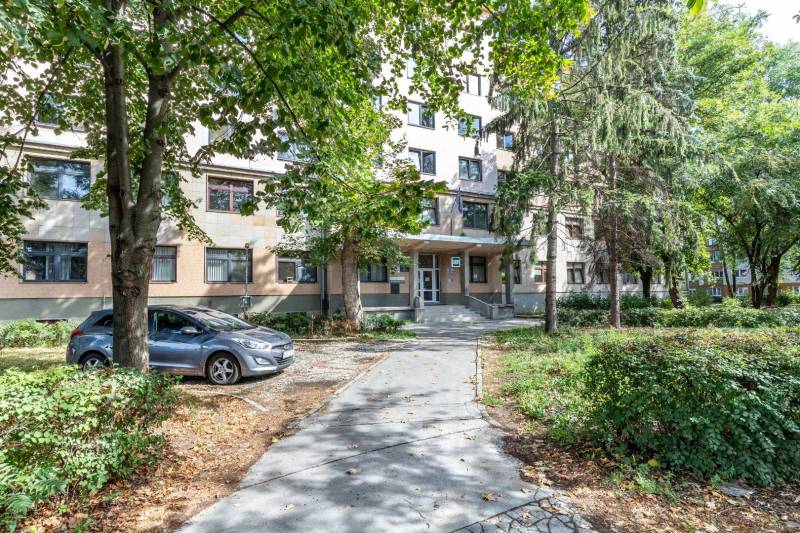 Ein von Grün umgebenes Gebäude in der Tomášikova-Straße, Košice - Stadtteil Sever, Büros.