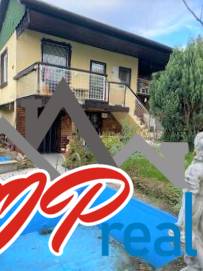 Außenaufnahme einer Hütte in Košice - Stadtteil Vyšné Opátske, mit Überprüfung durch ein Immobilienbüro.