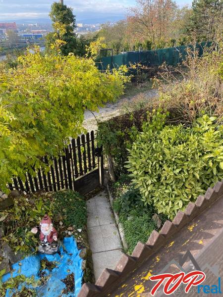 Garten bei der Hütte in Vyšné Opátske mit Weg, Grünflächen und Gartendekor.