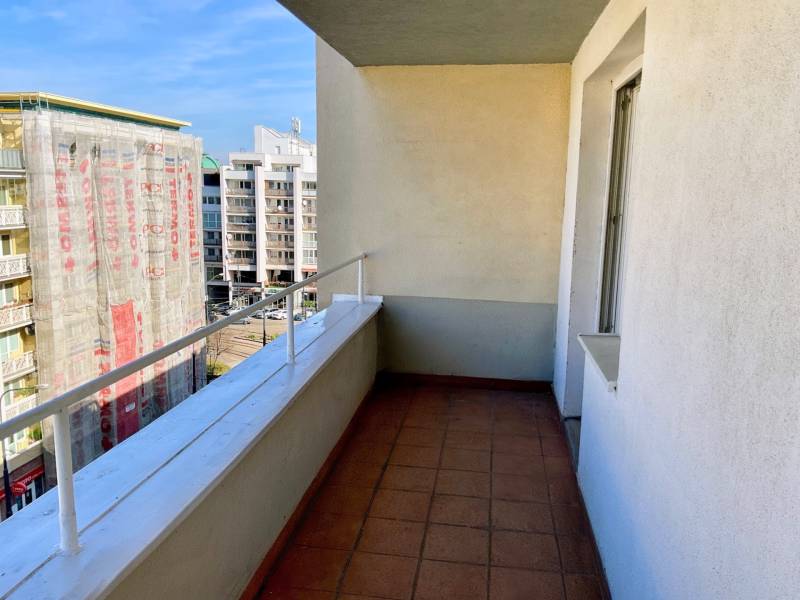 Balkon einer Einzimmerwohnung in der Krížna-Straße in Bratislava - Altstadt.