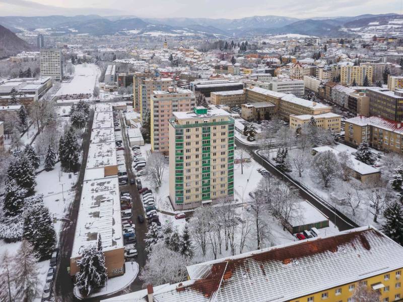 Winterpanorama von Banská Bystrica von der Straße Trieda SNP mit Blick auf die Wohnblöcke.