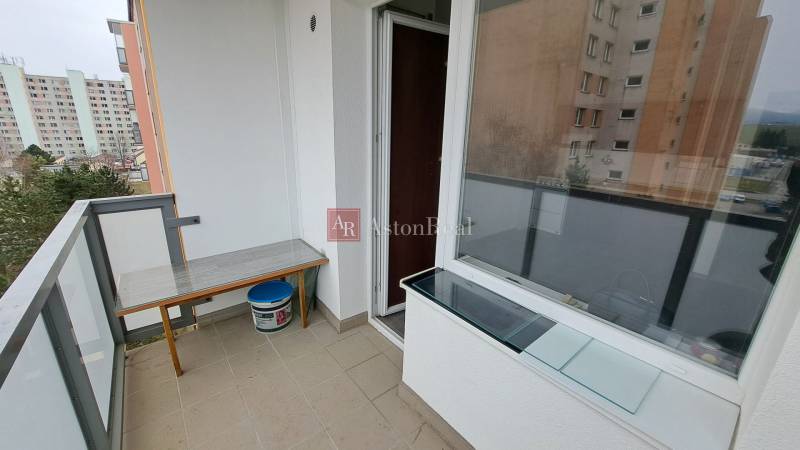 Der Balkon einer Einzimmerwohnung in Ružomberok in der Straße Za dráhou mit Blick auf die Plattenbauten.