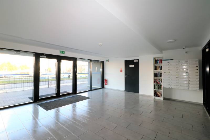 Eingangshalle mit Briefkästen und Glastüren in der Zuzana-Chalupová-Straße in Bratislava-Petržalka.