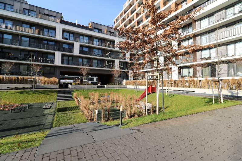 Wohnkomplex in der Zuzana-Chalupová-Straße in Bratislava - Petržalka mit gestaltetem Innenhof.