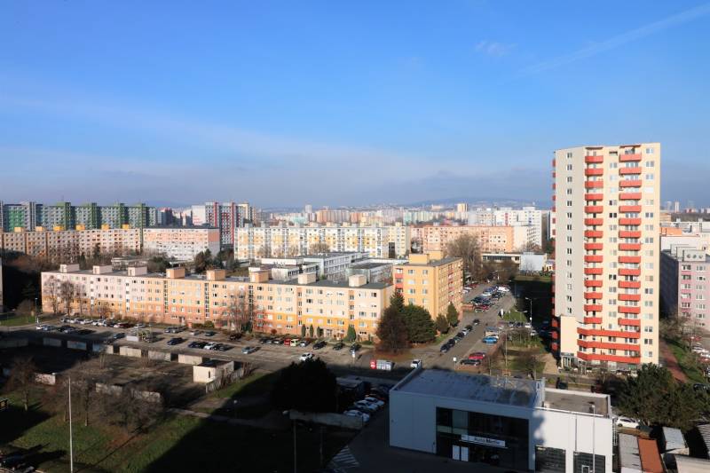 Blick auf die Wohnsiedlung in Bratislava - Petržalka von der Zuzany Chalupovej Straße, 2-Zimmer-Wohnung.
