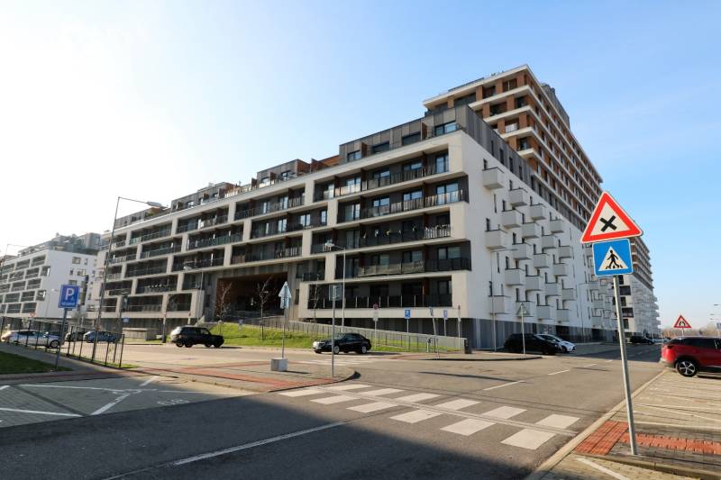 Gebäude in der Zuzana Chalupová Straße in Bratislava - Petržalka mit Parkplätzen.