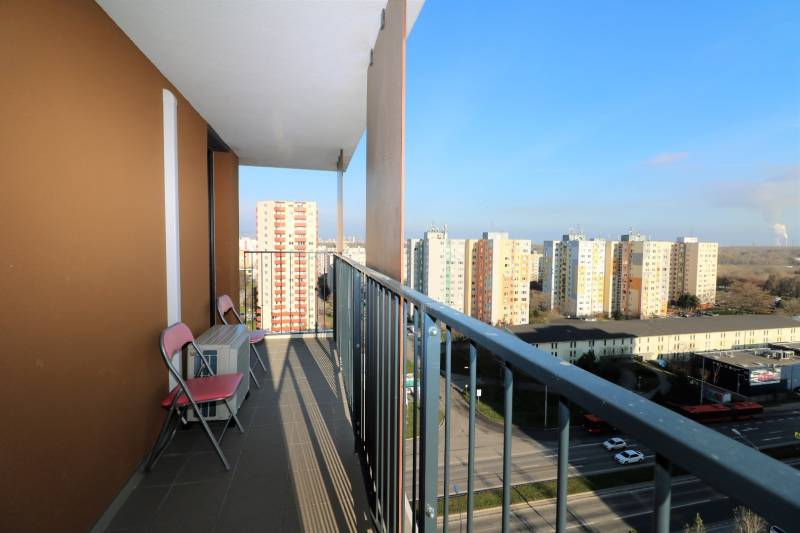 Balkon mit Blick auf die Wohnsiedlung von einer 2-Zimmer-Wohnung in der Zuzany Chalupovej Straße in Bratislava - Petržalka.