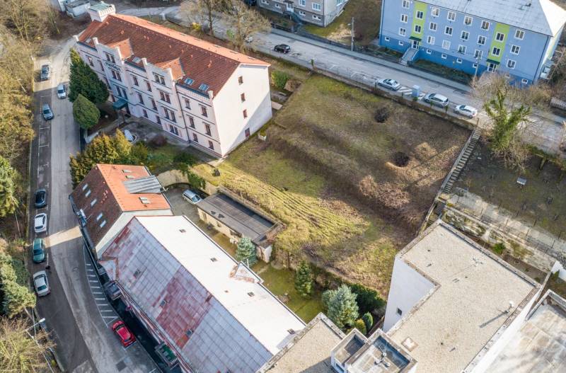 Luftaufnahme von Grundstücken - Gewerbeimmobilien in der Hurbanova-Straße in Trenčianske Teplice.