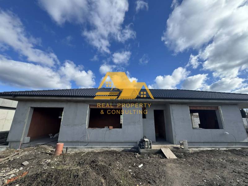 Ein Einfamilienhaus im Bau in der Straße in Nové Zámky. Ohne fertige Fenster und Türen.