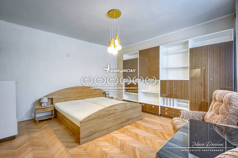 Schlafzimmer in einem Einfamilienhaus mit Holzboden, Bett und Einbauschrank.