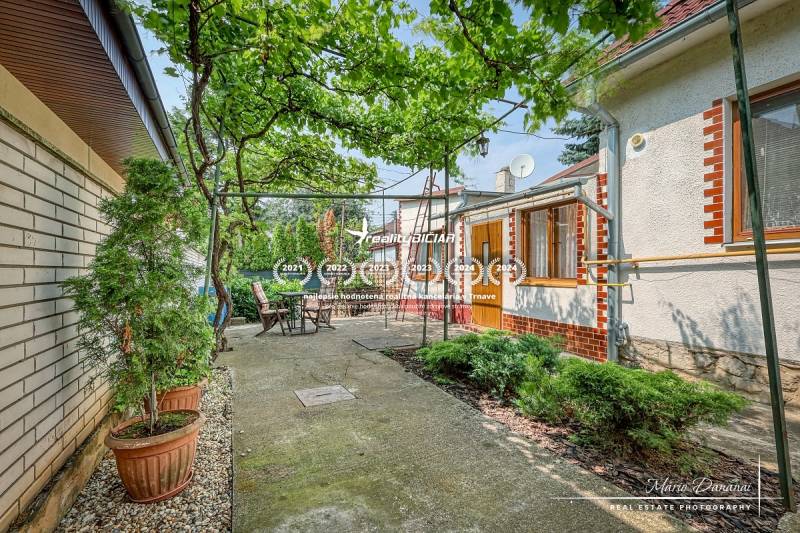 Einfamilienhaus in einer ruhigen Straße in Trnava mit Terrasse und Grünfläche.