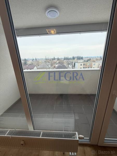 Blick vom Balkon einer Einzimmerwohnung in Trebišov, Hodvábna, durch große Balkontüren.