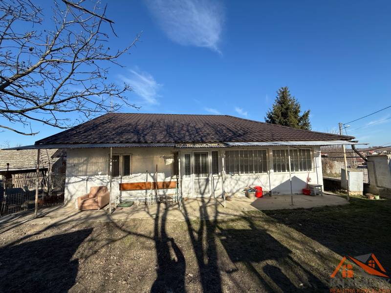 Ein Einfamilienhaus in der Cintorínska-Straße in Svätý Peter mit einem weitläufigen Hof und Bäumen.