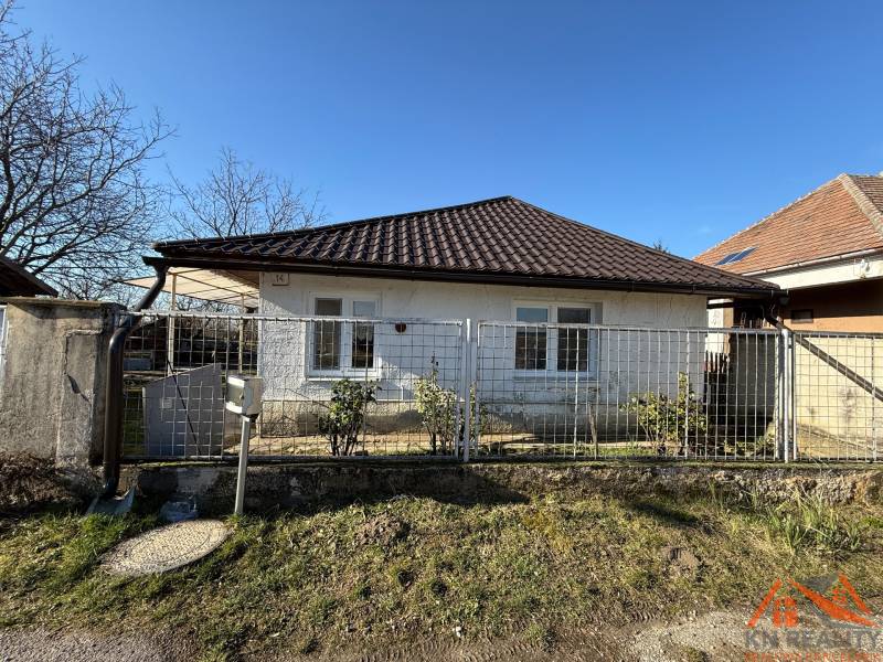 Ein Einfamilienhaus in der Cintorínska-Straße in Svätý Peter mit eingezäuntem Hof und Garten.
