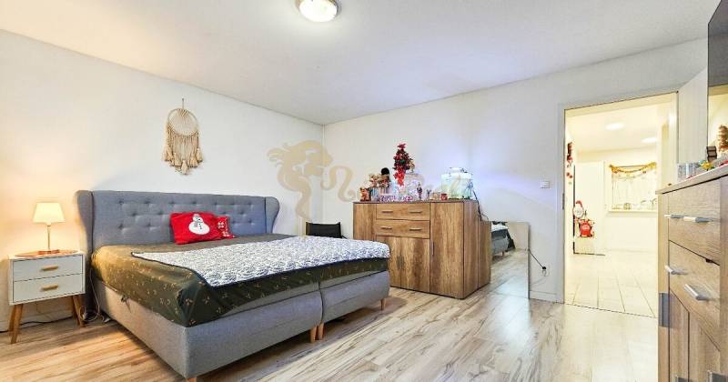 Schlafzimmer im Einfamilienhaus mit Holzboden und Weihnachtsdekorationen.