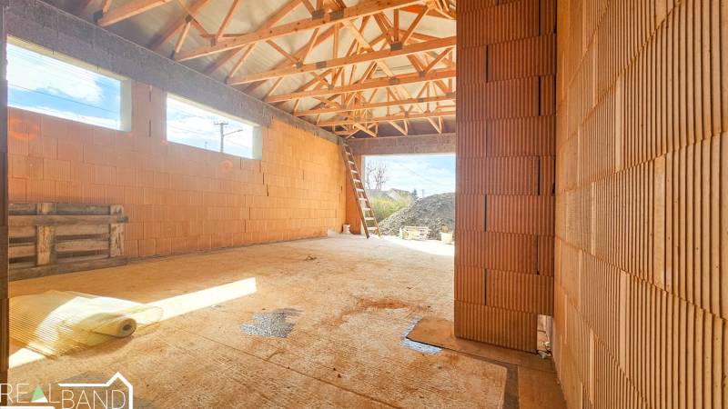 Bau eines Einfamilienhauses in Pavlice mit sichtbarer Dachkonstruktion.