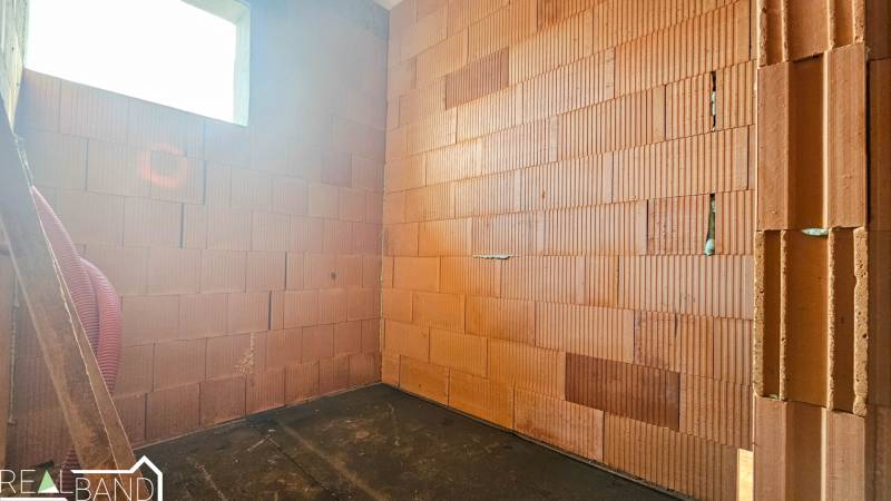 Ziegelwand und Boden mit Holzdekor in einem Einfamilienhaus.