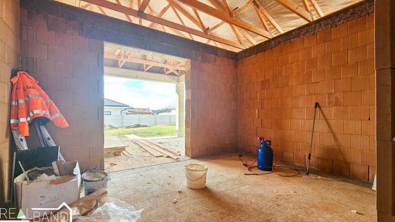 Bau eines Einfamilienhauses in Pavlice, Ziegelwände, im Bau befindliche Dachkonstruktion.