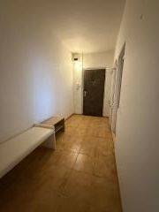 Innenraum einer 3-Zimmer-Wohnung mit Holzboden, Zertifikat Geprüftes Mitglied.