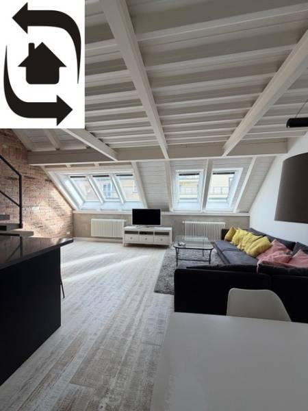 Dachgeschoss-Wohnzimmer mit Dachfenstern, Boden mit Holzdekor, 4-Zimmer-Wohnung.