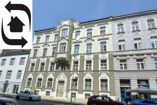 Historisches Gebäude in der Medená-Straße in Bratislava - Altstadt, Fassade verziert mit Ornamenten.