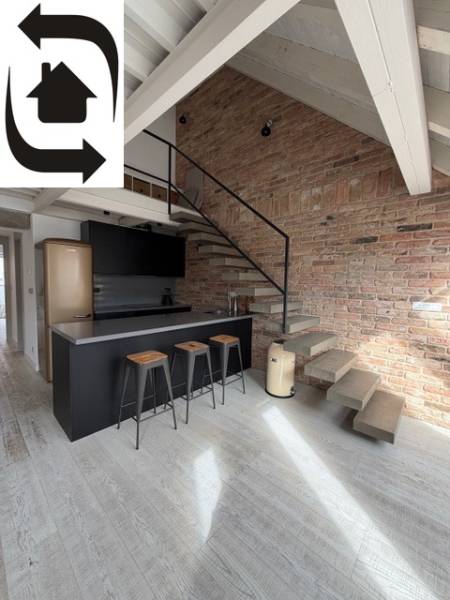 Küchenecke mit Bar und Treppe in einer 4-Zimmer-Wohnung, Boden mit Holzdekor.