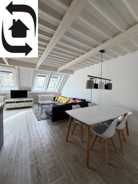 Dachwohnraum in einer 4-Zimmer-Wohnung mit Holzboden und Dachfenstern.