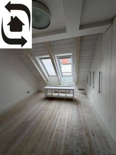 Dachfenster und Holzboden in einer 4-Zimmer-Wohnung.