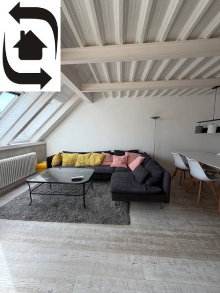 Wohnzimmer mit Holzboden, Sofa und Esstisch in einer 4-Zimmer-Wohnung.